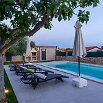 Pietra For 6 People Near Fazana With Sea View - Children Playground & Pet Friendly Galižana